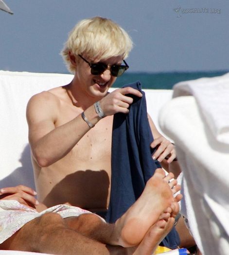 gallery_enlarged-tom-felton-shirtless-jade-gordon-miami-beach-photos-12302009-006.jpg