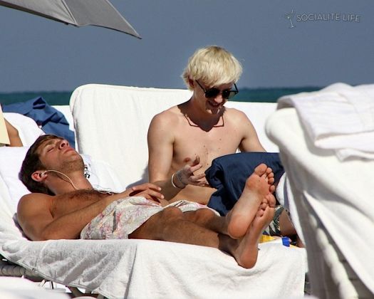 gallery_enlarged-tom-felton-shirtless-jade-gordon-miami-beach-photos-12302009-008.jpg