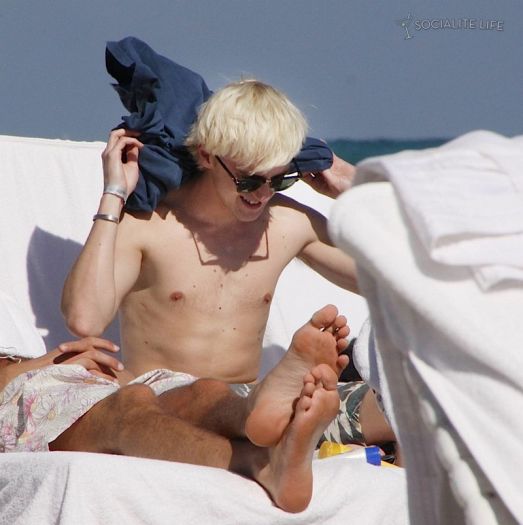 gallery_enlarged-tom-felton-shirtless-jade-gordon-miami-beach-photos-12302009-010.jpg