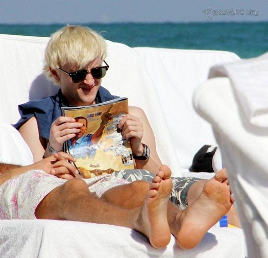 gallery_enlarged-tom-felton-shirtless-jade-gordon-miami-beach-photos-12302009-011.jpg