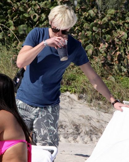 gallery_enlarged-tom-felton-shirtless-jade-gordon-miami-beach-photos-12302009-019.jpg