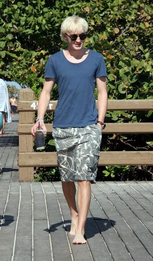 gallery_enlarged-tom-felton-shirtless-jade-gordon-miami-beach-photos-12302009-022.jpg