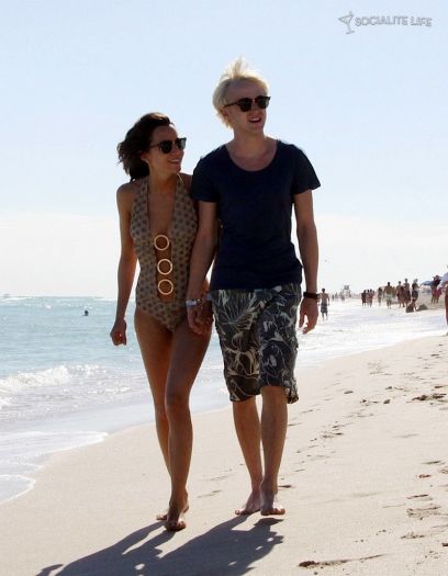 gallery_enlarged-tom-felton-shirtless-jade-gordon-miami-beach-photos-12302009-023.jpg