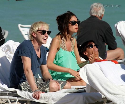 gallery_enlarged-tom-felton-shirtless-jade-gordon-miami-beach-photos-12302009-030.jpg