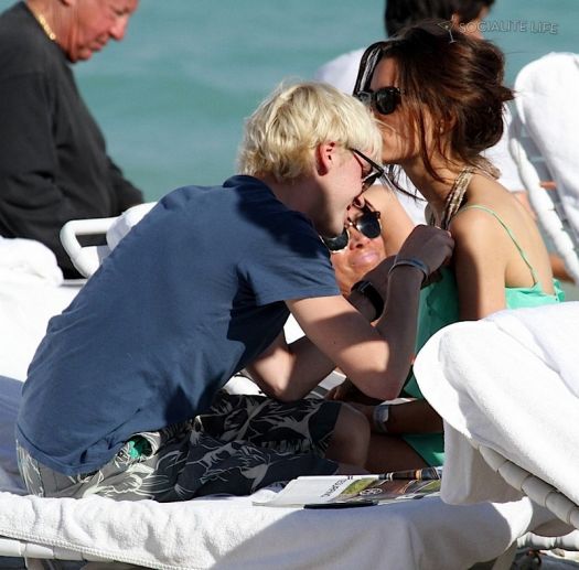 gallery_enlarged-tom-felton-shirtless-jade-gordon-miami-beach-photos-12302009-031.jpg