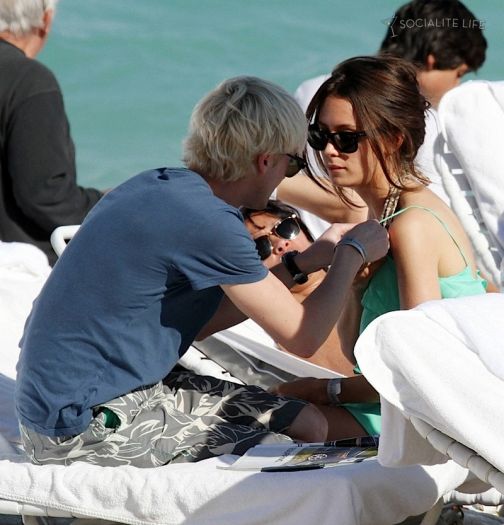 gallery_enlarged-tom-felton-shirtless-jade-gordon-miami-beach-photos-12302009-033.jpg