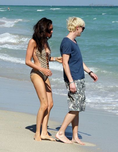 gallery_enlarged-tom-felton-shirtless-jade-gordon-miami-beach-photos-12302009-035.jpg