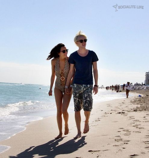 gallery_enlarged-tom-felton-shirtless-jade-gordon-miami-beach-photos-12302009-051.jpg