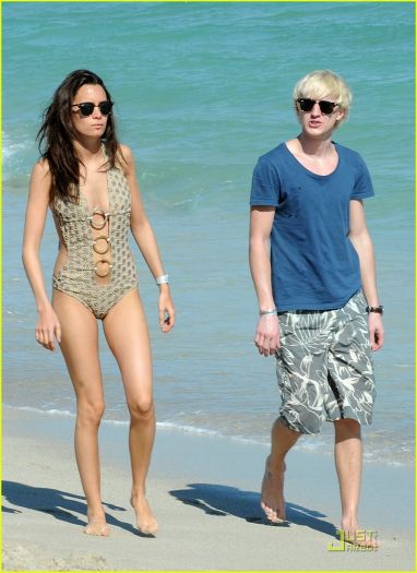 tom-felton-romantic-beach-stroll-girlfriend-07.JPG