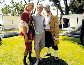 Pirates Aventure premiere charity event
Tom Felton with two pirates from the Pirates Aventure show. (G. Bosch)
