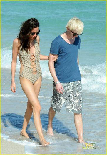 tom-felton-jade-olivia-miami-06.jpg